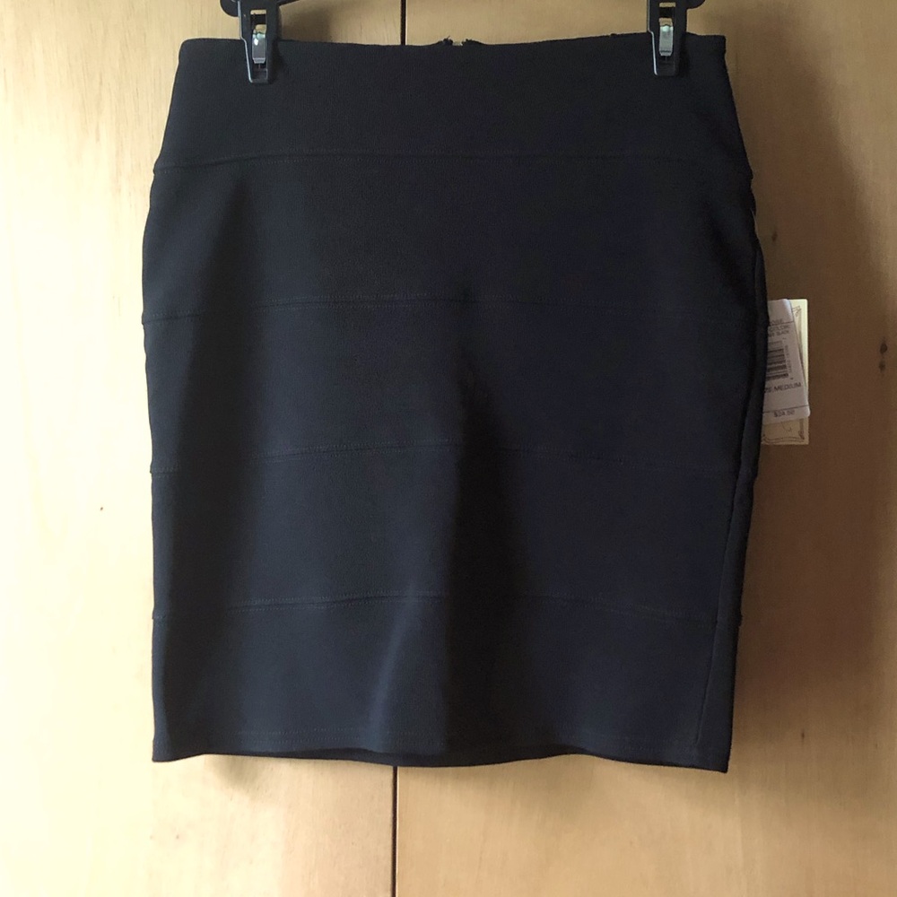 Pink Rose Black Lightweight Skirt Zip Back Size M Medium NWT
